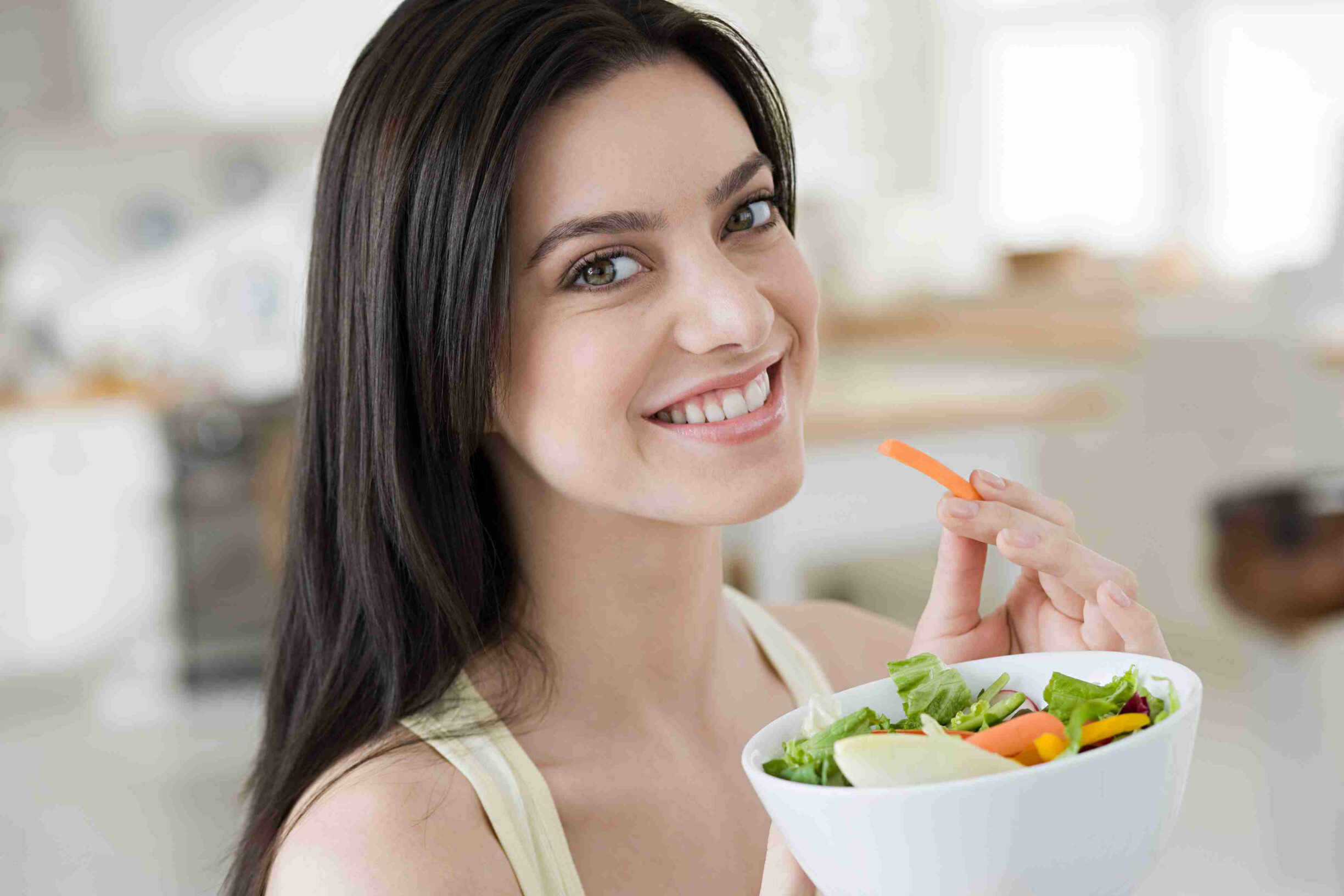 Salad eating. Девушка вегетарианка. Весенний рацион. Фото женщины вегетарианки. Весеннее питание.