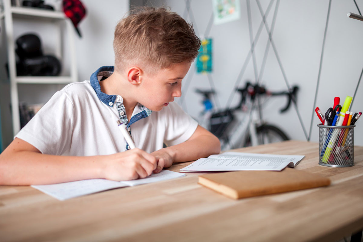 He has been studying. Школьники. Школьник за столом. Школьник за письменным столом. Лучшие работы для школьника.