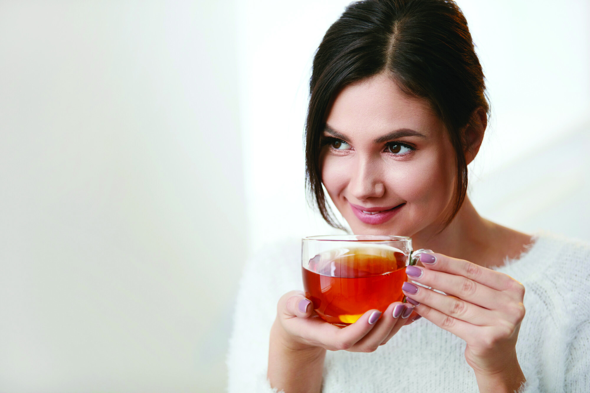 She her tea. Обильное питье чай. Полезные напитки для здоровья женщины. Сток человек пьет чай. Drinking Tea.