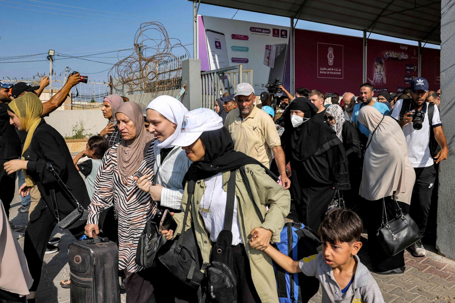 الجمهورية خروج الدفعة الأولى من حاملي الجنسيات الأجنبية من غزة بعد فتح معبر رفح 6146